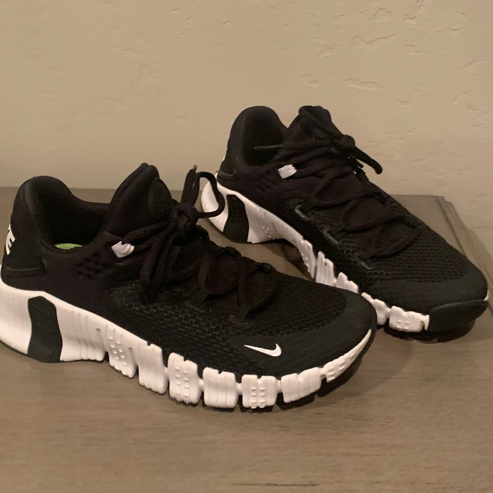 Black Women’s Free Metcon 4 Size 8.5